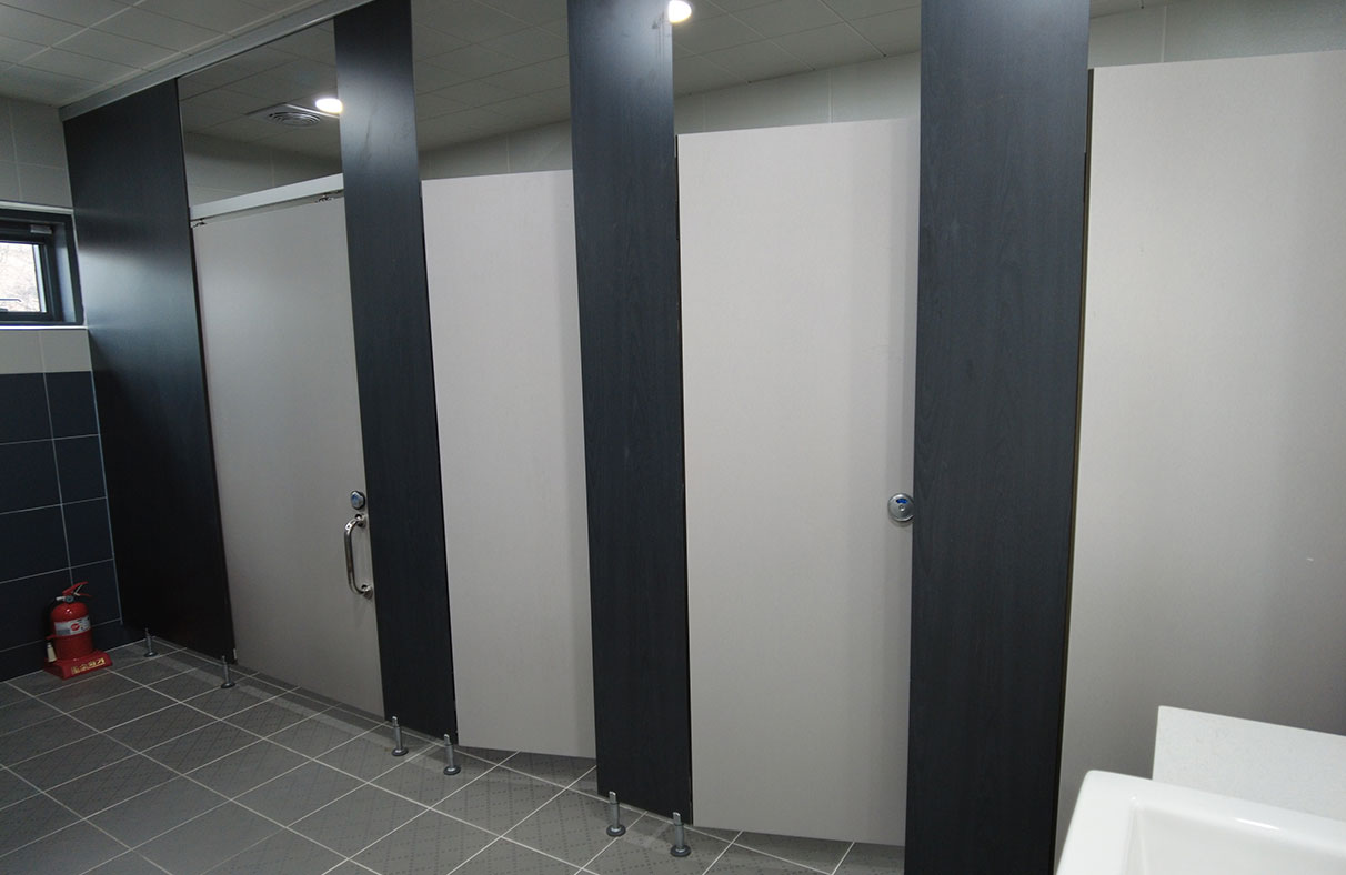 공용 화장실 - 화장실 좌변기 칸