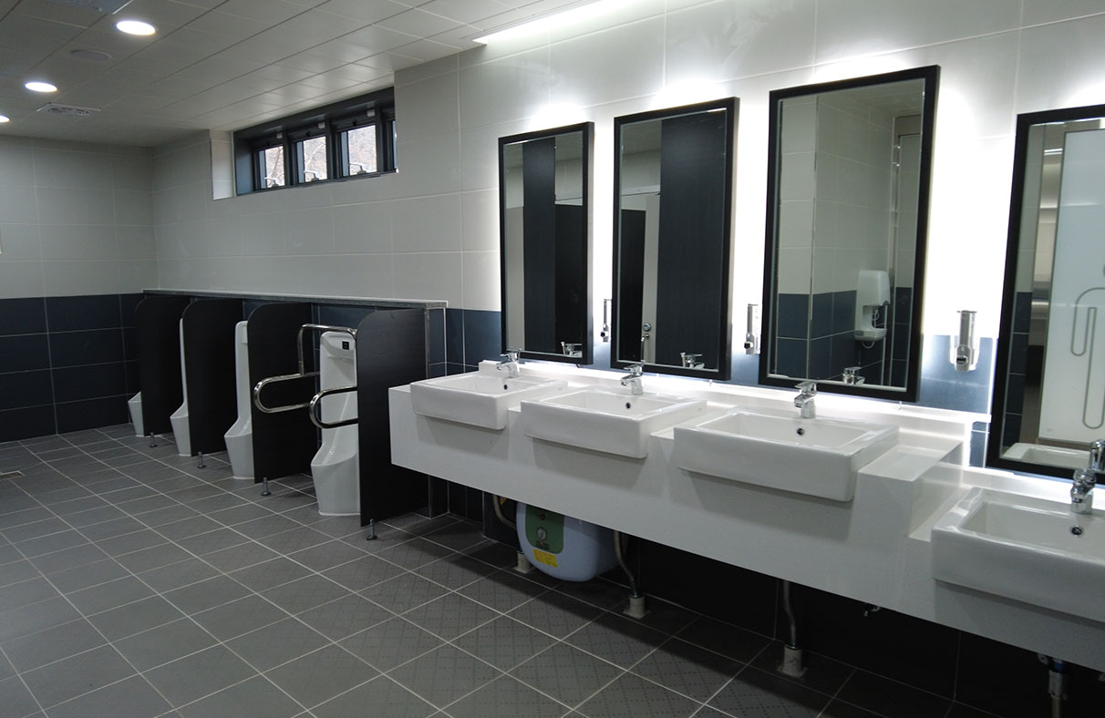 공용 화장실 - 화장실 내부 전경(소변기)