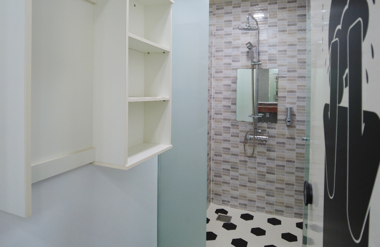 공용 샤워실 - 샤워부스 내부