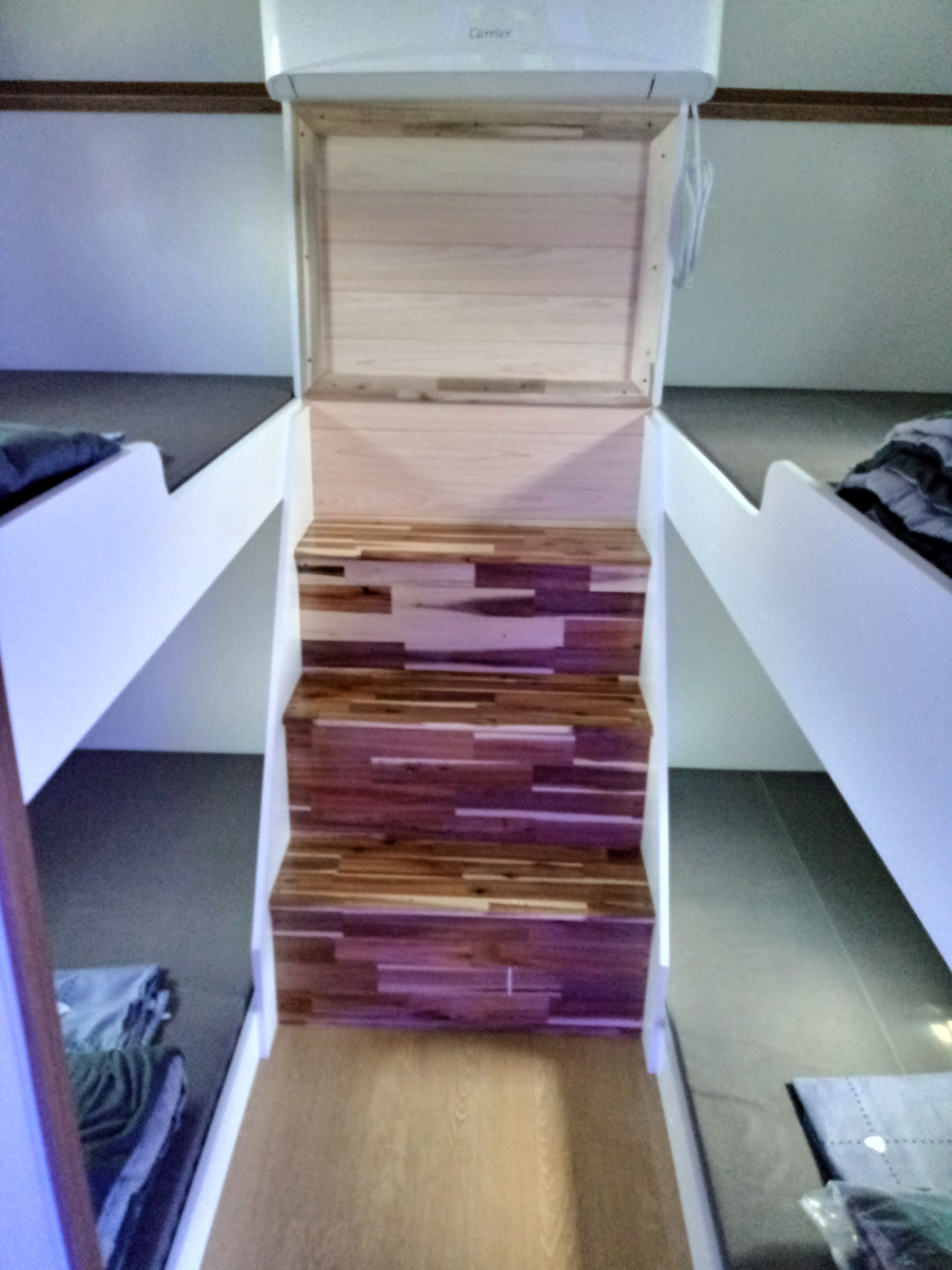 카라반 6인용 내부 - 침실(중앙 계단)