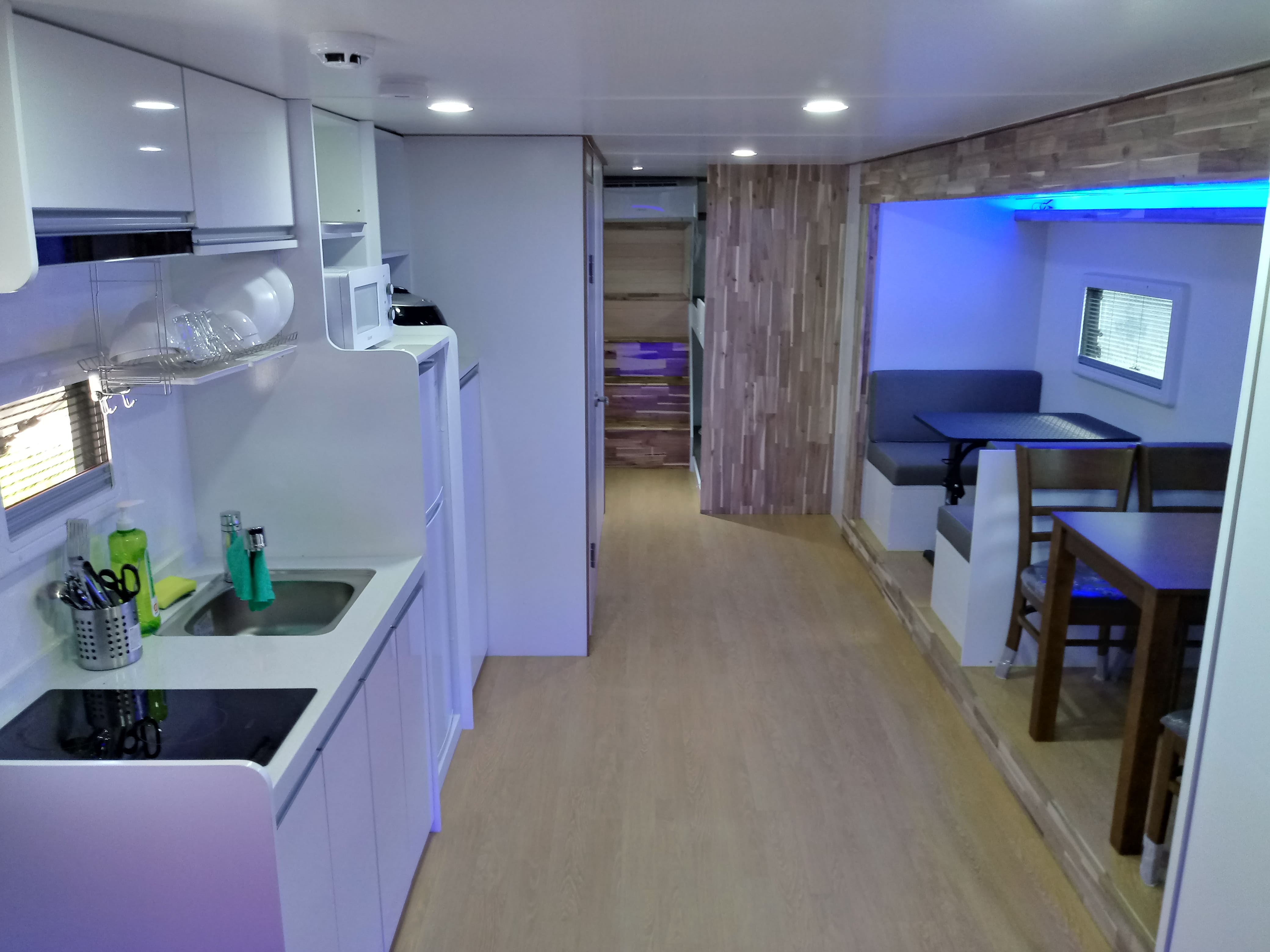 카라반 6인용 내부 - 주방(부엌, 테이블)