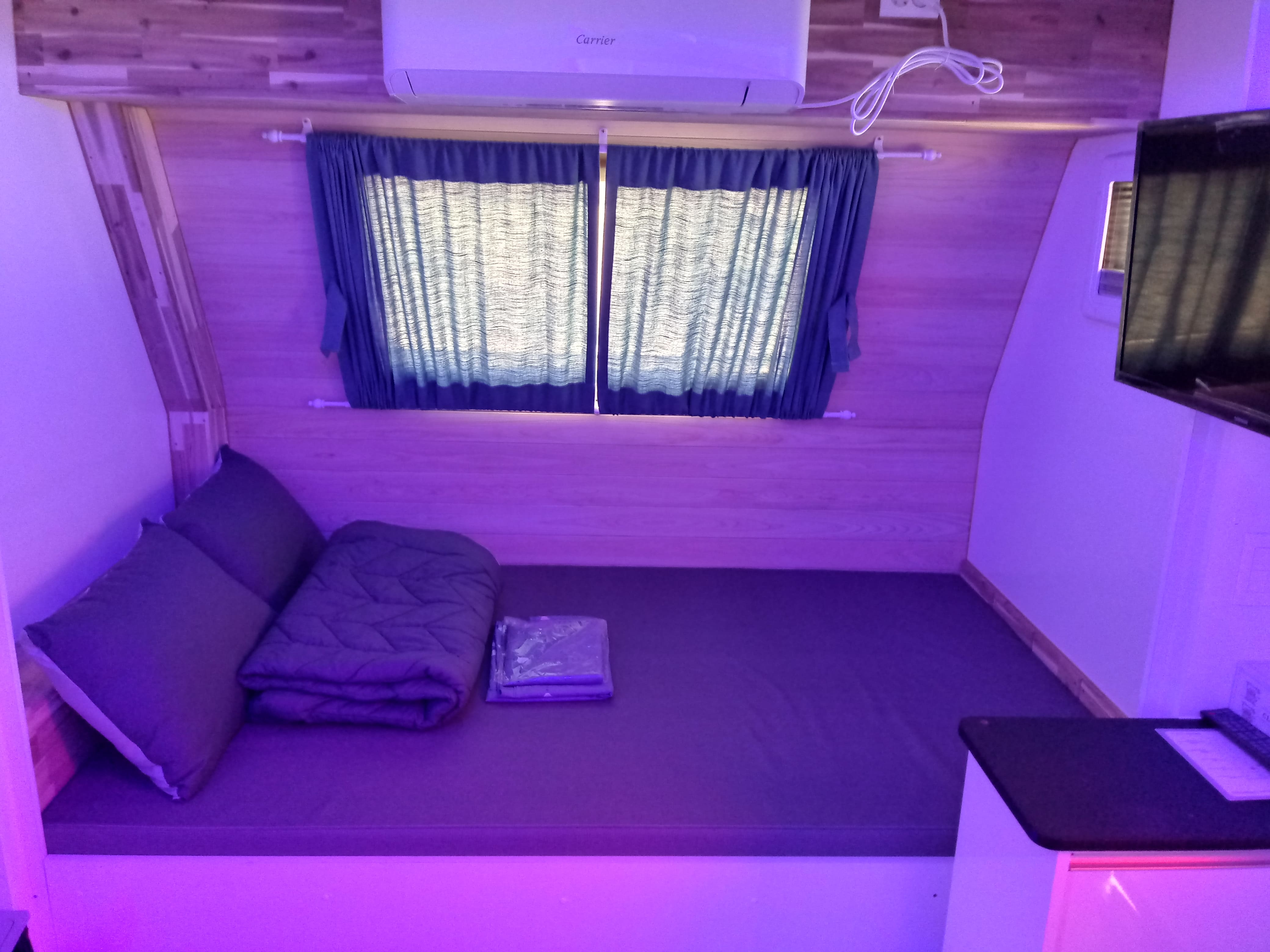 카라반 4인용 내부 - 침실(침대)