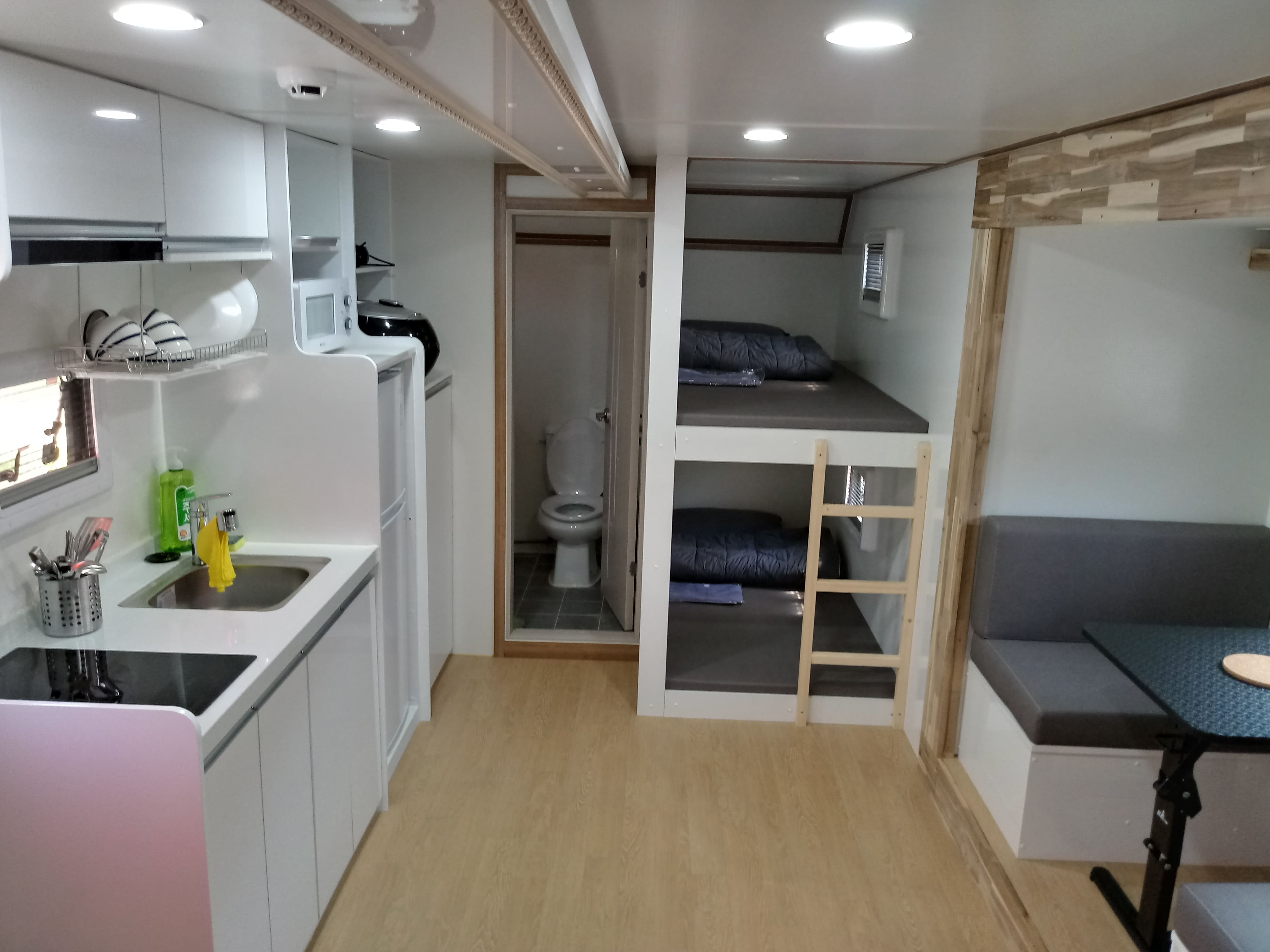 카라반 4인용 내부 전체