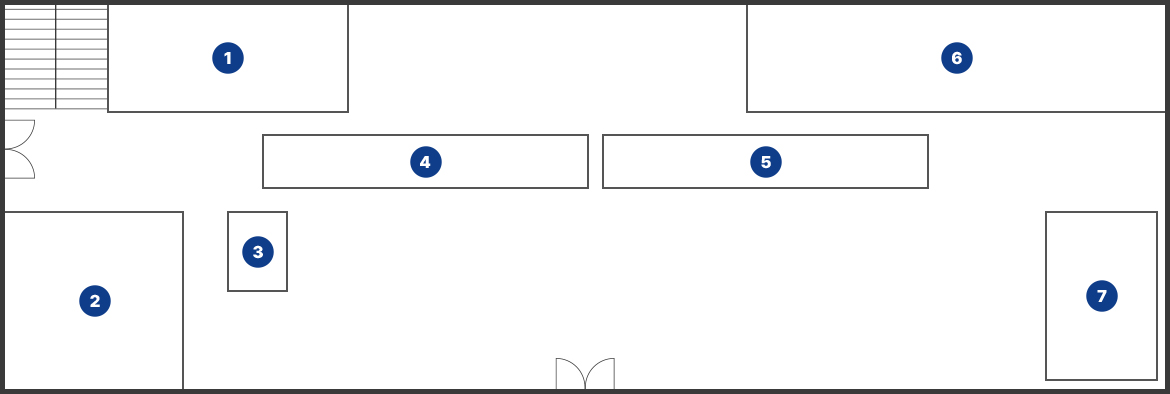 가운데 출입문을 기준으로 좌측 끝에는 2번 주민휴게실이 있으며, 우측 끝에는 7번 민원재정계가 있습니다. 가운데 출입문 좌측 위쪽는 계단이 있으며 계단 우측에는 1번 화장실, 계단과 2번 주민휴게실 사이에 출입문이 있습니다. 7번 민원재정계 위쪽에는 면장실이 있으며, 가운데 출입문 정면으로 중앙에 좌측에는 3번, 4번 산업경제계가, 우측에는 5번 주민생활계가 있습니다.