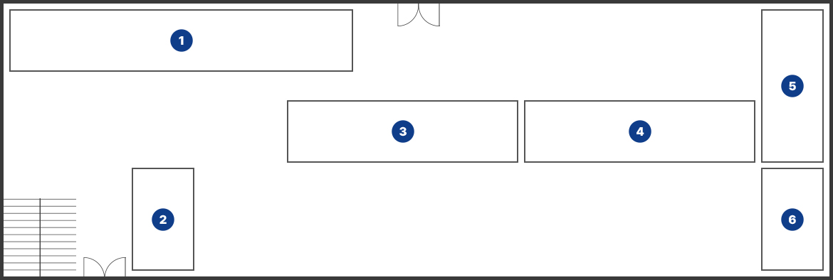 좌측에 계단이 있고, 계단 우측에 출입문이 있습니다. 출입문 우측에 2번 화장실이 있고, 화장실 정면에 1번 주민정보 이용실이 있습니다. 1번 주민정보이용실 우측에 출입문이 중앙에 있으며 우측 맨 끝에 5번 민원재정이 있습니다. 5번 민원재정 아래쪽에 6번 주민생활상담실이 있으며 5번 민원재정 좌측에 4번 총주민생활지원, 그 옆에 3번 산업경제가 있습니다. 